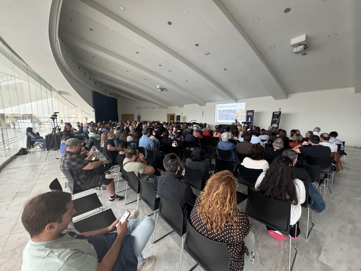 Sala llena en el Palacio Calatrava — Congreso OVNI Oviedo 2026