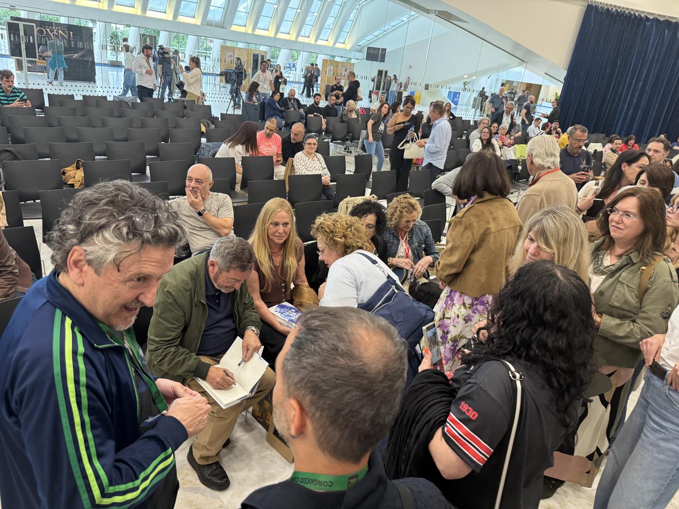 Público y firmas en el Calatrava