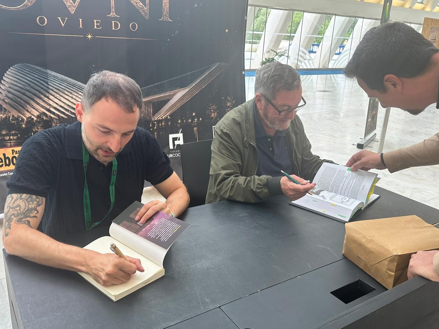 Iván Martínez y J.J. Benítez firmando libros