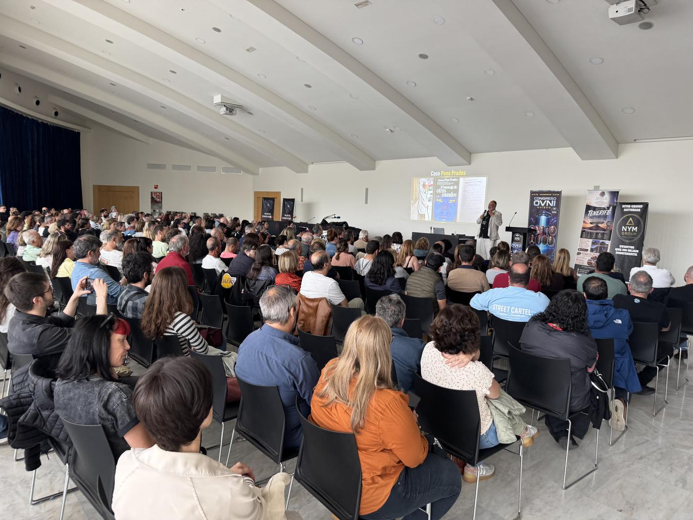 Sala llena durante las ponencias