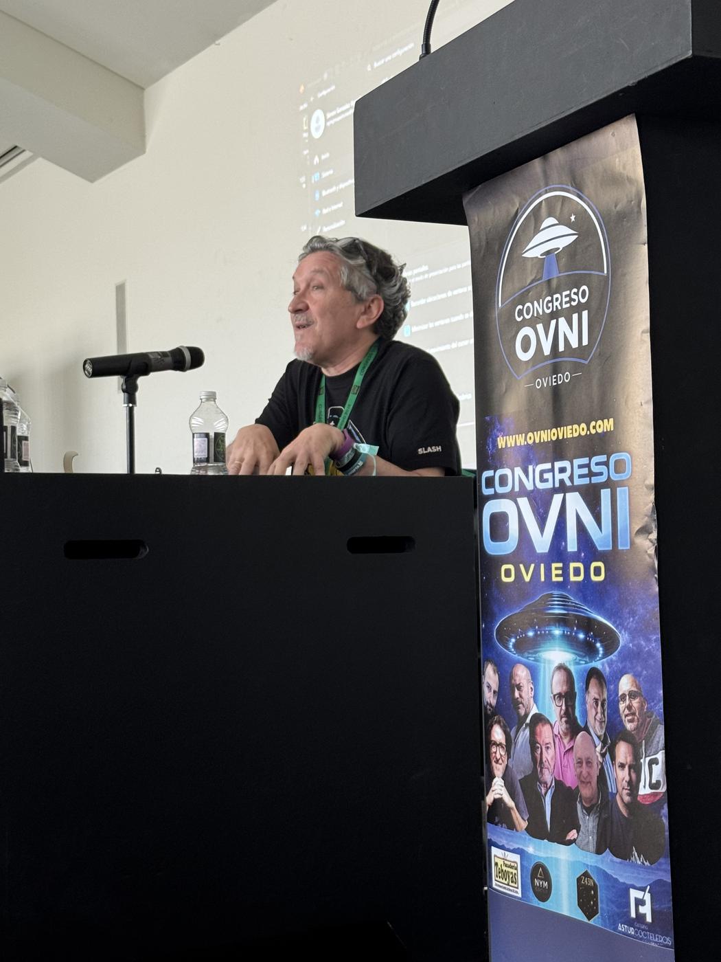 Ponencia en el atril del congreso